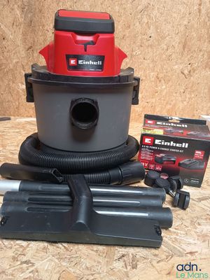 un gros plan d'un aspirateur rouge et noir posé sur une table