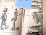 un livre ouvert sur lequel figure le dessin d'une locomotive à vapeur
