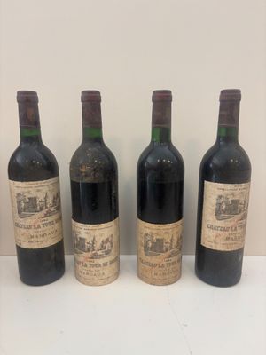 trois bouteilles de vin sont alignées sur une surface blanche