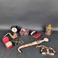 Manette : boîte en marbre rouge veiné, poignard avec fourrea…