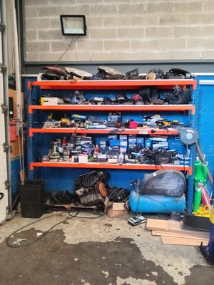 Stock divers :2 paires de pneus, pièces détachées, un moteur…