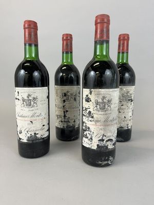quatre bouteilles de vin sont alignées sur une table