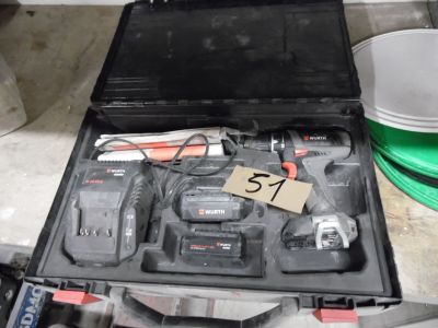 une mallette noire contenant des outils, posée sur une table