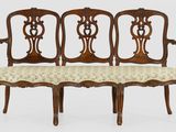 une photo d'un ensemble de trois chaises en bois avec des assises rembourrées
