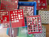 tout un tas de pièces de différentes sortes sur la table