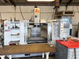 une machine qui se trouve à l'intérieur d'un bâtiment
