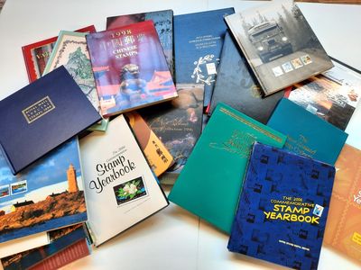 un grand nombre de livres posés sur une table