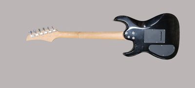 une guitare électrique au corps noir sur fond gris