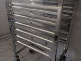 une étagère métallique posée sur un sol carrelé
