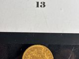 gros plan d'une pièce d'or sur une surface noire