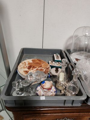 un plateau rempli d'assiettes et de verres posé sur une table