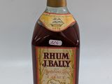 une photo d'une bouteille de gelée au rhum posée sur une surface blanche