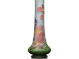 un vase en verre orné d'une peinture sur fond blanc