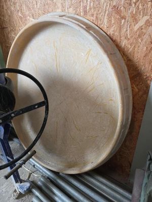 une photo montrant une roue et des tuyaux dans une pièce