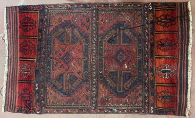 un vieux tapis à motifs rouges et bleus