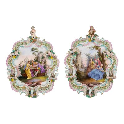 paire de plaques en porcelaine représentant une scène mettant en scène une femme et un homme dans un paysage