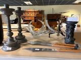 une table sur laquelle se trouvent de nombreux objets différents