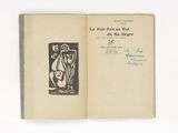 un livre ouvert sur lequel figure un dessin en noir et blanc