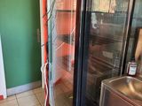 une photo d'une cuisine professionnelle équipée d'un évier et d'un réfrigérateur