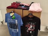 trois t-shirts posés sur un carton
