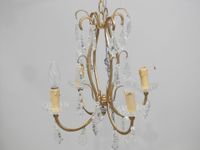 Lustre en métal peint doré et verre à pendeloques, les bobèc…
