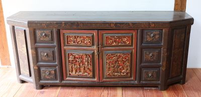 une armoire en bois surmontée d'un miroir