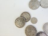 beaucoup de pièces qui sont sur la table