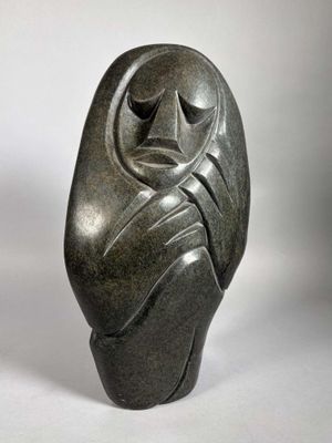 statue d'une femme tenant un bébé dans ses bras
