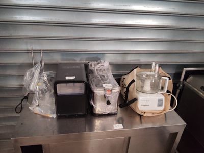 de nombreux objets posés sur une table dans la cuisine