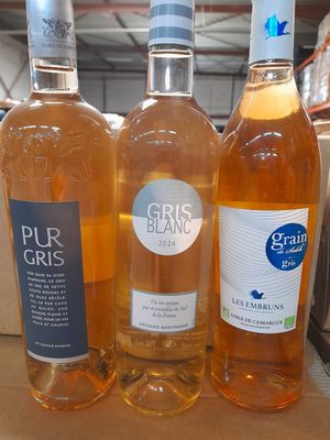 trois bouteilles de vin posées sur une table l'une à côté de l'autre