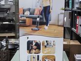 une boîte posée sur une table dans un magasin