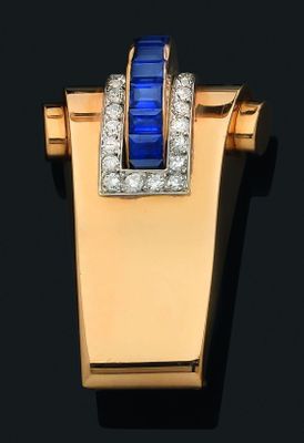 une broche en or jaune 18 carats, sertie de saphirs et de diamants