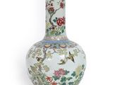 un vase orné d'un oiseau et de fleurs