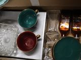 beaucoup de verres dans une boîte posée sur la table