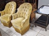 trois chaises et une table dans une pièce