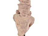 statue d'un homme coiffé d'un chapeau, posée sur un socle