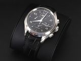 la montre est montée sur un bracelet en cuir noir avec un bracelet noir