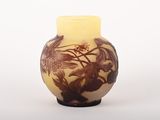 un vase orné d'un motif marron et blanc