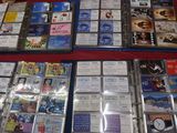 beaucoup de DVD et de CD posés sur une table