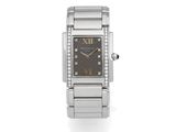 une montre-bracelet pour femme, sertie de diamants et dotée d'un cadran noir