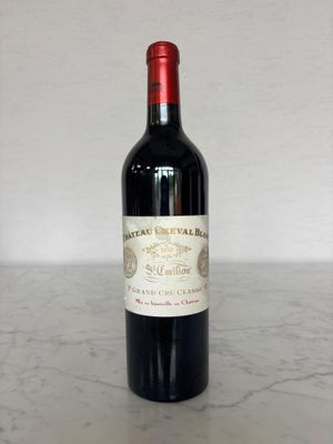 une bouteille de vin posée sur une table