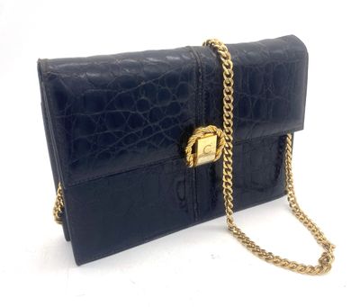 pochette avec bandoulière en chaîne dorée et fermoir