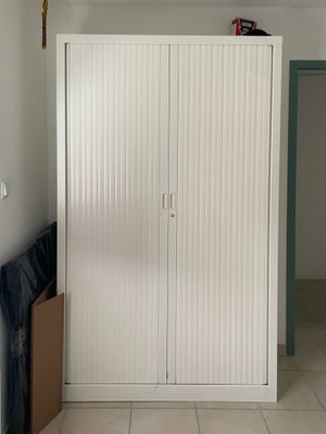 une armoire blanche dans une pièce au sol carrelé de blanc