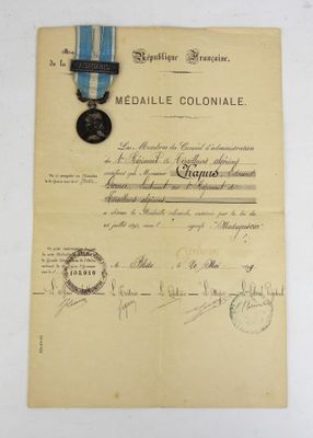 un gros plan sur une feuille de papier sur laquelle figure une médaille