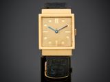une montre-bracelet en or jaune 18 carats avec un bracelet en cuir noir