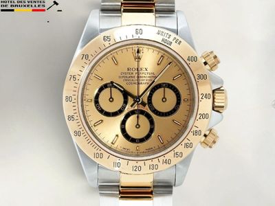 une montre en or et en argent avec un cadran noir