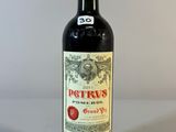 une bouteille de vin posée sur une table