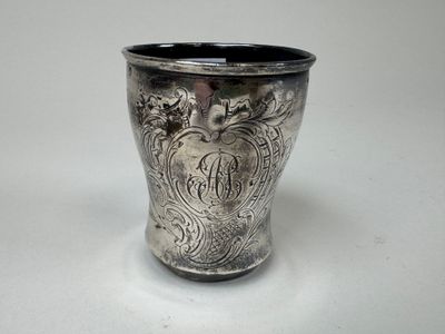 une coupe en argent posée sur une table