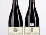 deux bouteilles de vin rouge posées l'une à côté de l'autre sur une table