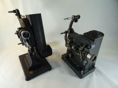 deux petites machines posées sur une table